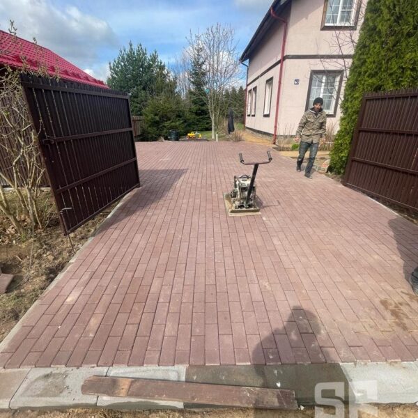 ukladka-krasnoy-bruschatki-min